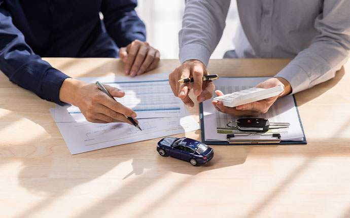 a customer with an agent purchasing car insurance